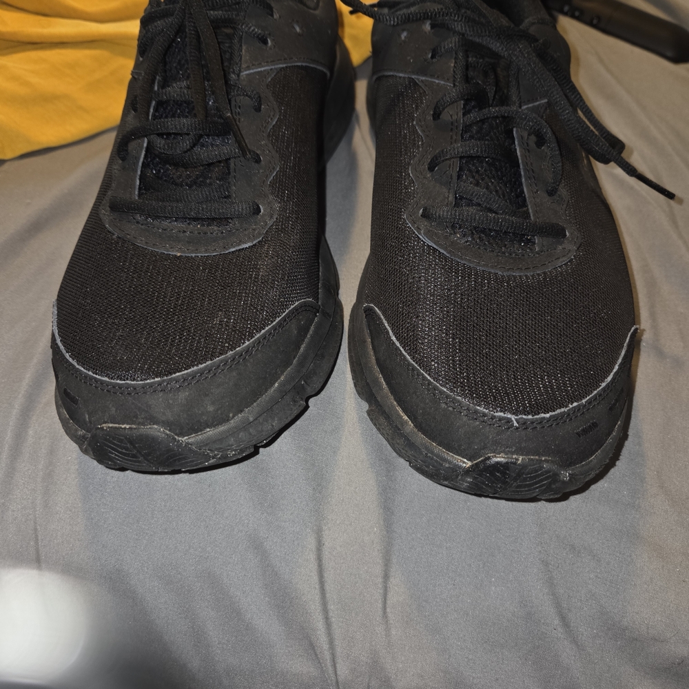 Men's Black Athletic Sneakers - UA